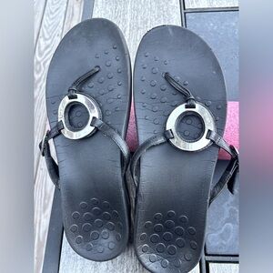 Vionic Karina Orthopedic Black fill flops thong sandals women’s sz 9 support